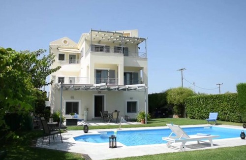 Agrilos Villa | Relax in the private Luxury Villa Dion and enjoy your vacation in Messinia.