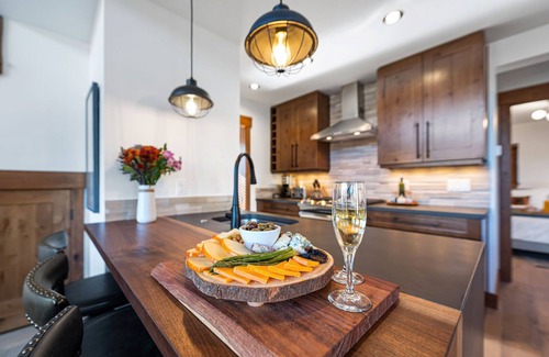 Estes Park Cabin | Relax in The Rockies – Located on Lake Estes, Jacuzzi and Indoor/Outdoor Fireplace