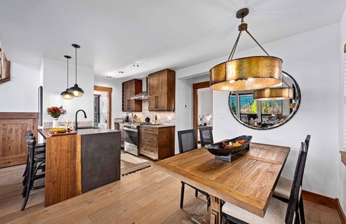 Estes Park Cabin | Relax in The Rockies – Located on Lake Estes, Jacuzzi and Indoor/Outdoor Fireplace
