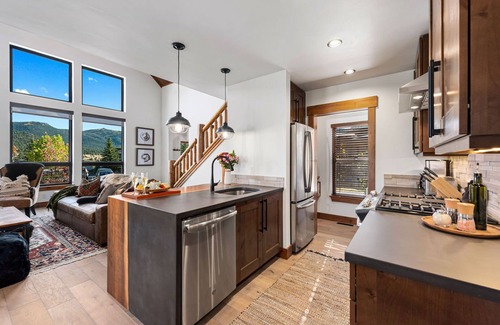 Estes Park Cabin | Relax in The Rockies – Located on Lake Estes, Jacuzzi and Indoor/Outdoor Fireplace