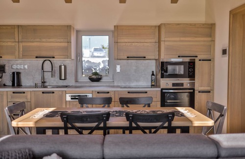 Zernov Villa | Relax in the Shire - private interior pool/sauna/jacuzzi/view