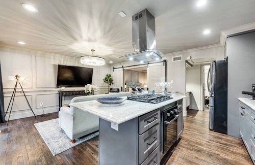 Peak's Suburban Addition Condo | Relax in this luxury 1BR condo minutes from Downtown, Uptown & Highland Park. Features high-speed WiFi (330 Mbps), 65” smart TV, marble counters, washer/dryer, water purification system, & king luxury hybrid bed with 300TC Egyptian cotton sheets.