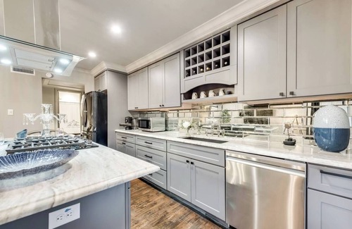 Peak's Suburban Addition Condo | Relax in this luxury 1BR condo minutes from Downtown, Uptown & Highland Park. Features high-speed WiFi (330 Mbps), 65” smart TV, marble counters, washer/dryer, water purification system, & king luxury hybrid bed with 300TC Egyptian cotton sheets.