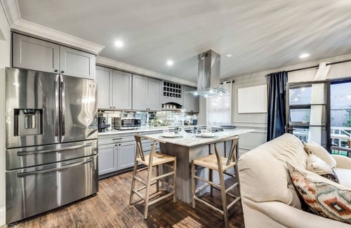 Peak's Suburban Addition Condo | Relax in this luxury 1BR condo minutes from Downtown, Uptown & Highland Park. Features high-speed WiFi (330 Mbps), 65” smart TV, marble counters, washer/dryer, water purification system, & king luxury hybrid bed with 300TC Egyptian cotton sheets.