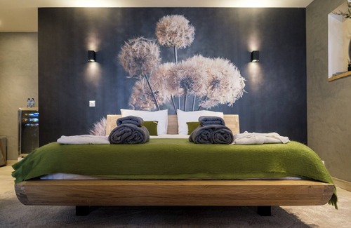 Nieuwe Niedorp Bed & Breakfast | Relax in Wellness Room with Sauna and Spa Bath and luxurious outdoor seating.