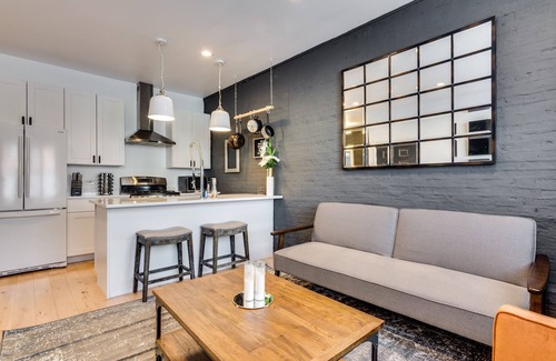 West Town Apartment | Relax in West Town - In-Unit Laundry and Pet Friendly! by AllSet Turnover
