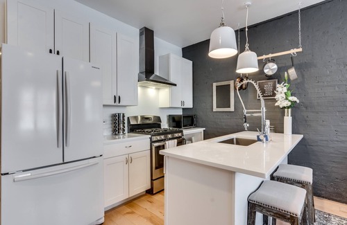 West Town Apartment | Relax in West Town - In-Unit Laundry and Pet Friendly! by AllSet Turnover