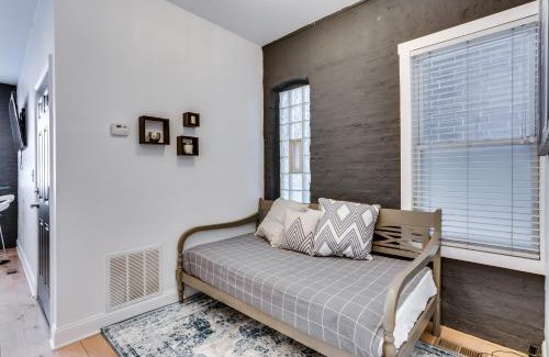 West Town Apartment | Relax in West Town - In-Unit Laundry and Pet Friendly! apts