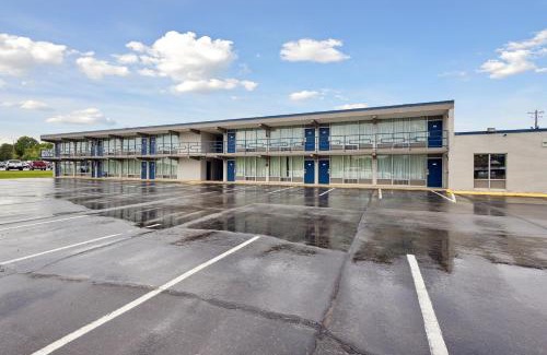 Greeneville Hotel | Relax inn by OYO Greeneville Near Hwy US-321