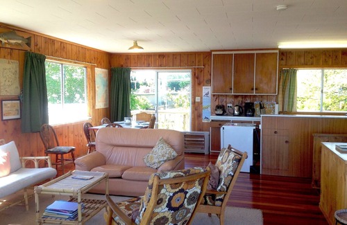 Waitahanui Cottage | Relax Lakeside - Five Mile Bay Holiday Home