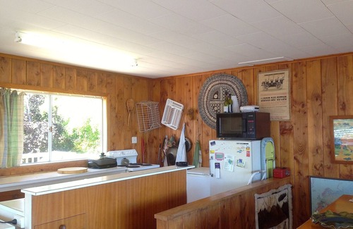 Waitahanui Cottage | Relax Lakeside - Five Mile Bay Holiday Home