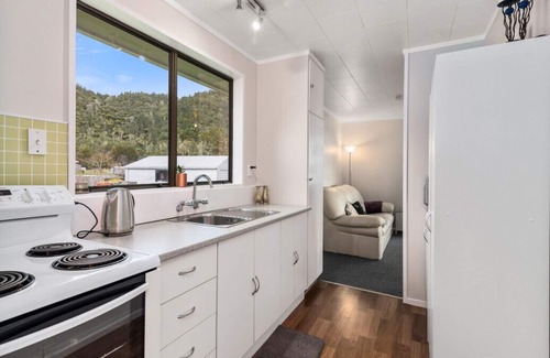 Lake Okataina Cottage | Relax Lakeside - Lake Rotoiti Bach