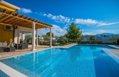 Donji Prolozac Villa | RELAX LUXURY VILLA, AMAZING MOUNTAIN VIEW, HEATED POOL, GYM, SPORTS GROUND