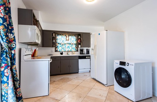New Albany House | Relax, min from Louisville, Pet friendly, Entire house- fenced in backyard.