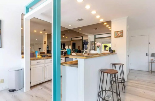 Grand Prairie House | Relax near thrills! Studio vacation home, just 6-min drive to Six Flags Over Tx