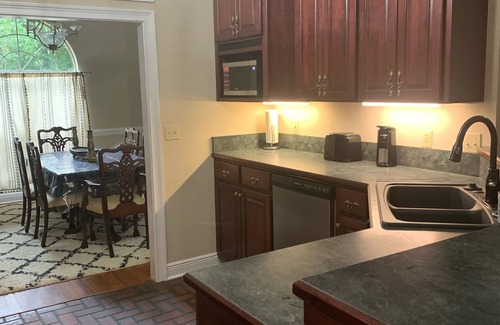 Tallahassee House | Relax! New Hottub in this 5⭐️ home Family Friends beautiful neighborhood 🏈