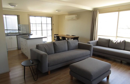 Minlacowie House | Relax on Royston - Dog friendly, short walk to the beach!
