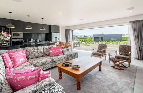 Martinborough Apartment | Relax on the Deck, Martinborough