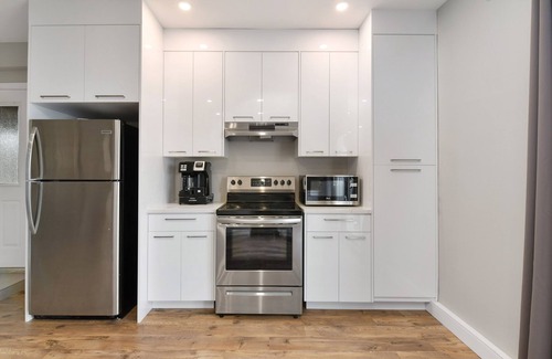 Leamington Cottage | Relax, On-the-Rocks; Great spot for couples