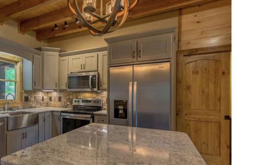 Walnut Mountain House | Relax on Top of the Ridge - Ellijay, GA