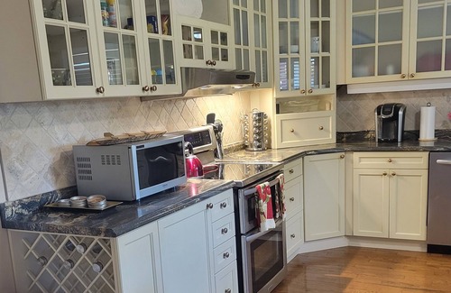 Fort Erie House | Relax or Play at Apple Orchard Lane.