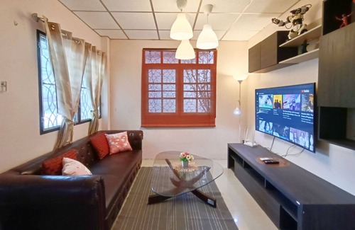 Phra Khanong House | Relax place in Bangkok, simple house + small pool + near BTS