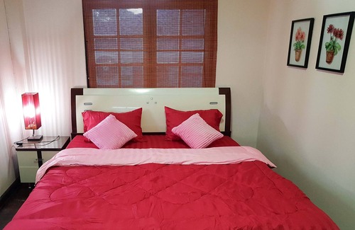 Phra Khanong House | Relax place in Bangkok, simple house + small pool + near BTS