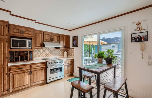 Park East House | Relax & Play in Boulder | Sauna, Games, Trampoline & Yard