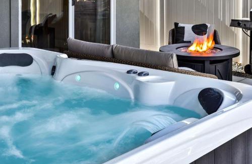 Meridian House | Relax Play Mineral Hot Tub, Arcade, Fire Pit Fun
