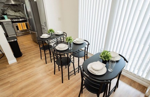 Beverly Green House | Relax & Play: Private Modern Stay & Chef's Kitchen