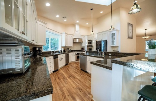Eugene House | Relax & Recharge Near Eugene – Sauna, Massage Chair, Gourmet Kitchen