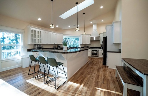 Eugene House | Relax & Recharge Near Eugene – Sauna, Massage Chair, Gourmet Kitchen