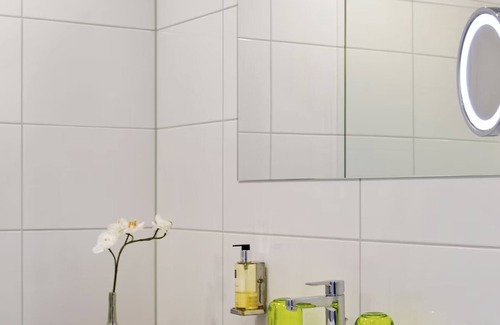 Zestienhoven House | Relax & Recharge Near the Airport with Onsite Dining and Parking!