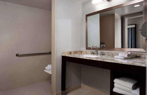 South Redondo Hotel | Relax & Recharge! Pet-Friendly Near Noble Park, Balcony, Outdoor Swimming Pool!