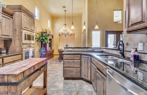 Las Cruces House | Relax & Rejuvenate: Pool, Sauna & Gym 3 Bedroom Home by RedAwning
