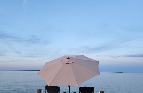 Edwardsville Cottage | Relax & Renew in a WATERFRONT Cottage , private pier, kayaks, fishing, wineries.