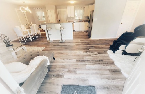 Interchange Square House | Relax & Retreat 🏡w/massage chair 15min 🏖 🛫🍽 🛣