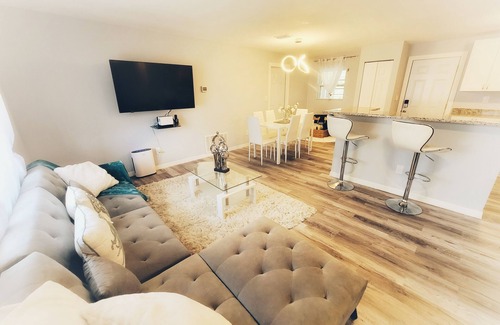 Interchange Square House | Relax & Retreat 🏡w/massage chair 15min 🏖 🛫🍽 🛣