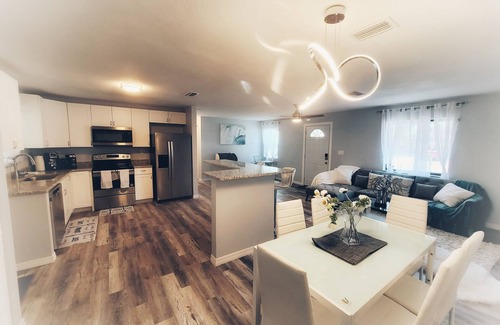 Interchange Square House | Relax & Retreat 🏡w/massage chair 15min 🏖 🛫🍽 🛣