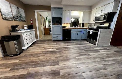 River Oaks House | Relax, Snap, and Stream In Style. Spacious 4 King Bed Room w/Game Room.