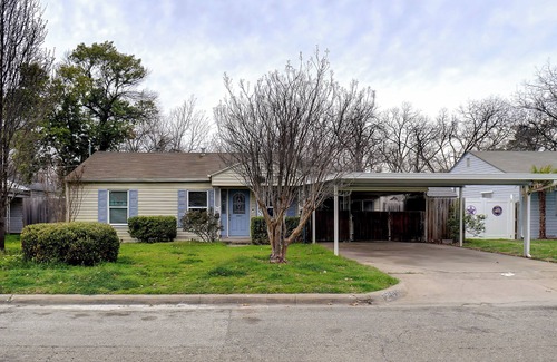 River Oaks House | Relax, Snap, and Stream In Style. Spacious 4 King Bed Room w/Game Room.