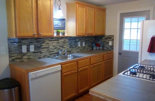 Rapid City House | RELAX & STAY AWHILE, WALK TO CANYON LAKE , HIKING TRAILS, KAYAKING & FISHING