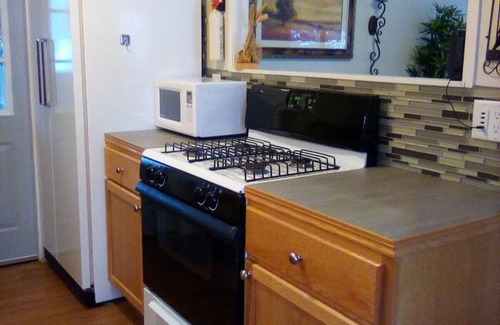 Rapid City House | RELAX & STAY AWHILE, WALK TO CANYON LAKE , HIKING TRAILS, KAYAKING & FISHING