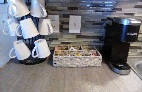 Rapid City House | RELAX & STAY AWHILE, WALK TO CANYON LAKE , HIKING TRAILS, KAYAKING & FISHING
