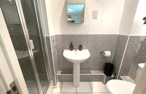 Stanwell Apartment | Relax steps from heathrow Terminal 4 ,Entire 2 Bed Room appartment