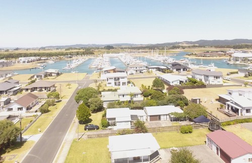 One Tree Point House | Relax Swim Boat Fish Explore at our classic family friendly kiwi beach bach