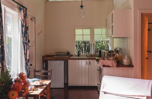 Jamberoo Cottage | Relax to the sounds of the creek and birdlife in the rainforest at Jamberoo