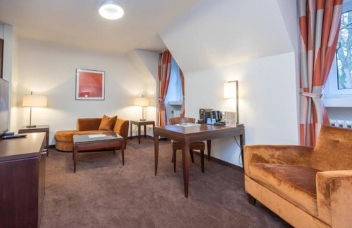 Heiligenhaus Apartment | Relax Unit Near Kettwiger Stadtwald With Bistro Dining And Pet Friendly Parking