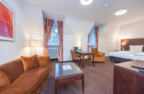 Heiligenhaus Apartment | Relax Unit Near Kettwiger Stadtwald With Bistro Dining And Pet Friendly Parking