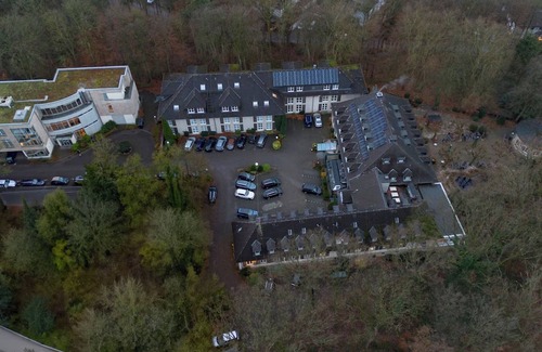 Heiligenhaus Apartment | Relax Unit Near Kettwiger Stadtwald With Bistro Dining And Pet Friendly Parking